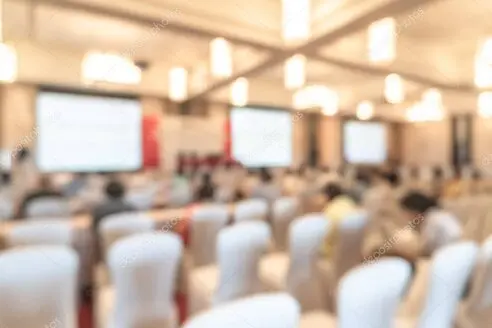 Bürgerdialog in einem Gemeindehaus mit diskutierenden Menschen