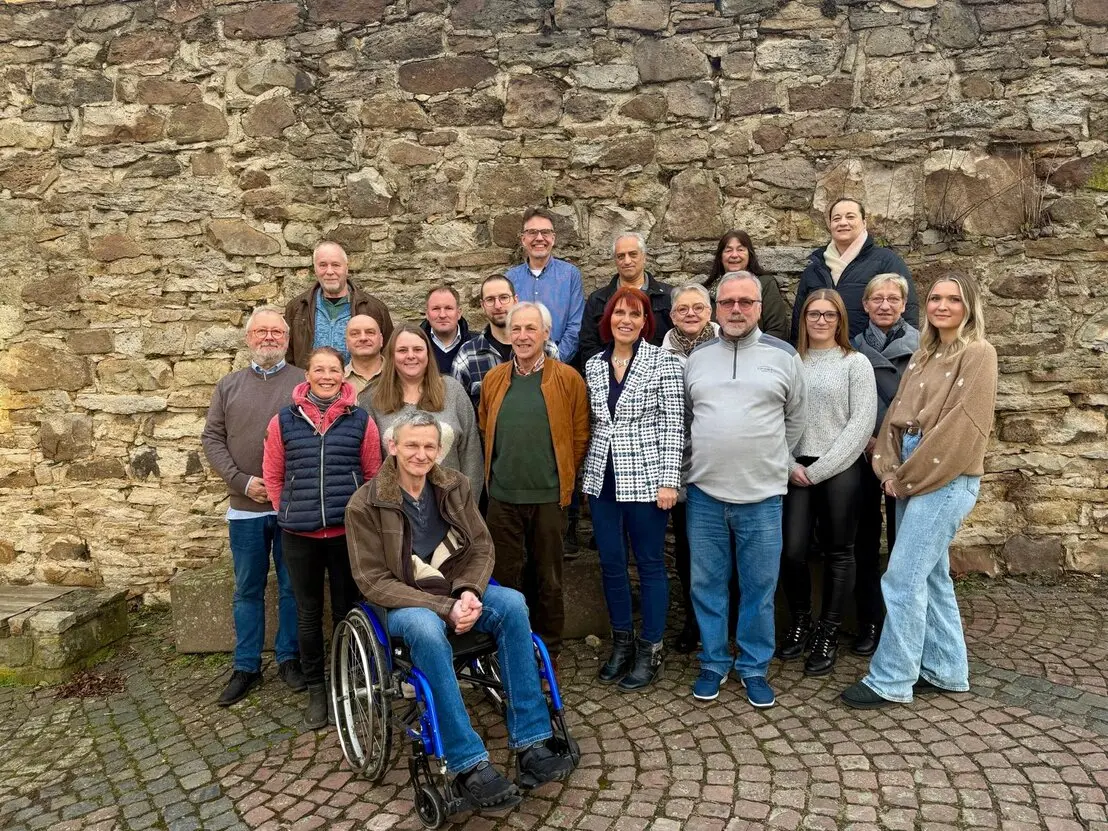 Menschen schließen sich einer Bürgerinitiative an