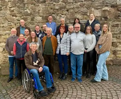 Symbolbild einer Meilenstein-Zeitleiste mit Gemeinschaftsbezug