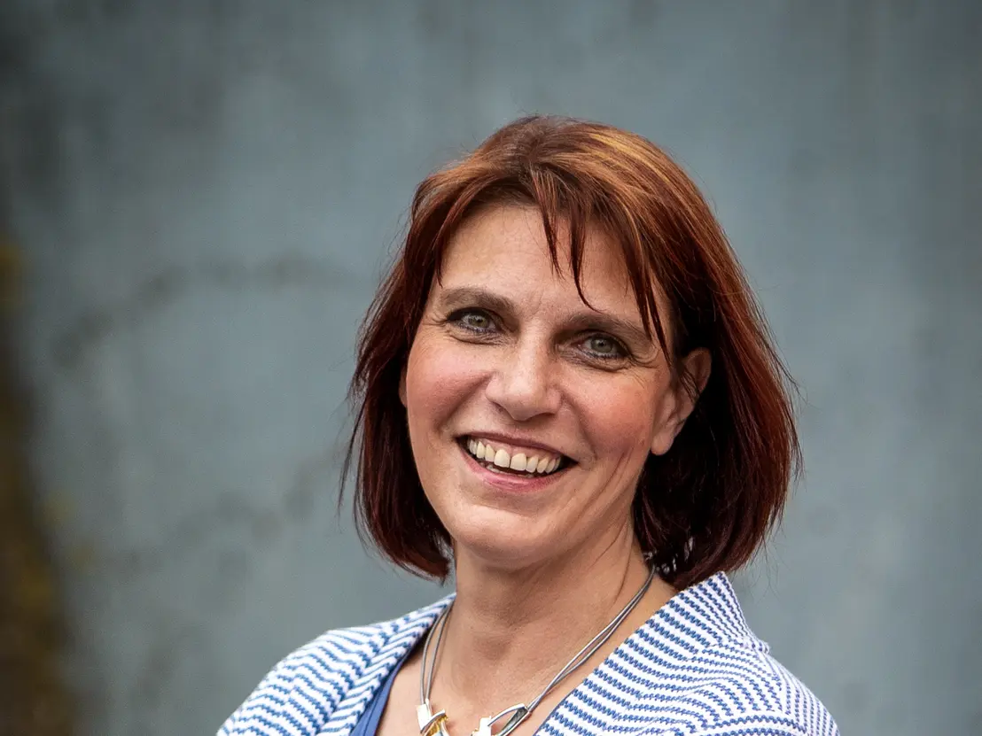 Porträt eines Kandidaten vor neutralem Hintergrund