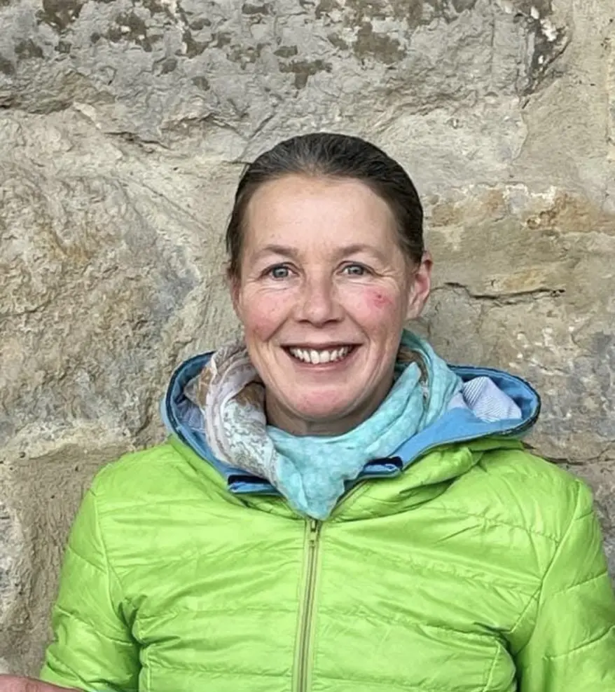 Porträt einer Kandidatin mit freundlichem Lächeln