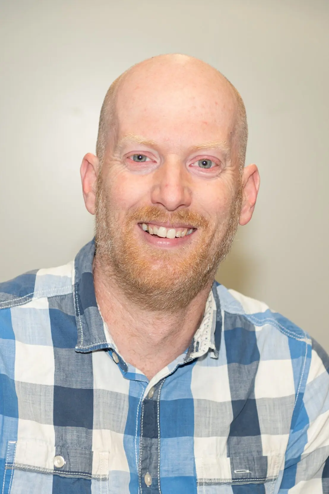 Porträt eines Kandidaten vor neutralem Hintergrund